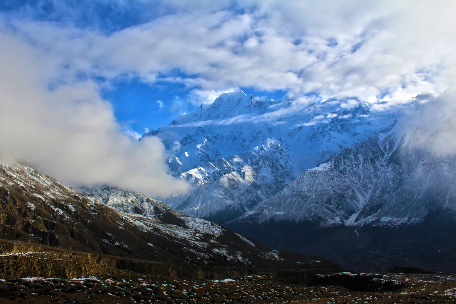Le Rakaposhi et la vallée de Hunza-Nagar sous une neige fraîche, lorsque les cols du nord ferment de décembre à février, Gilgit-Baltistan, Pakistan