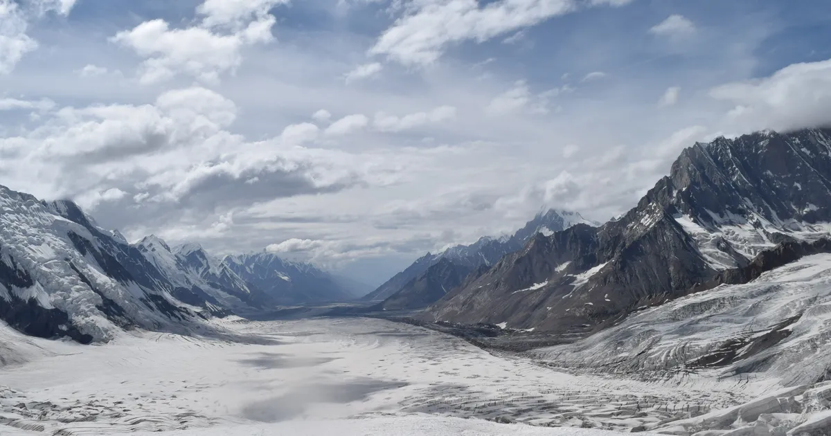 Biafo氷河の最上部に広がる Snow Lake(Lukpe Lawo)の広大な雪の盆地と、それを囲むカラコルムの岩峰、パキスタン・ギルギット・バルティスタン