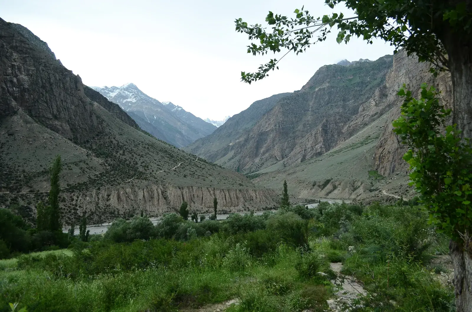 Kampung Bisil dan lembah Sungai Basha di jalan jip dari Skardu dan Shigar ke Arandu, Gilgit-Baltistan