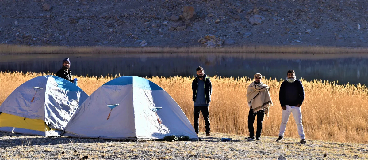 Kuppelzelte im goldenen Schilf am Borith-See bei Gulmit, daneben stehende Camper