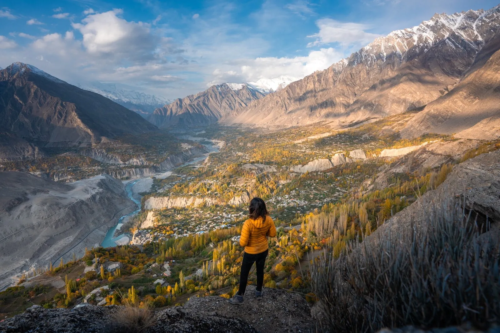 Vista su tutta la Valle di Hunza e sul fiume Hunza turchese dal punto panoramico Eagle's Nest a Duikar, nell'ora dorata