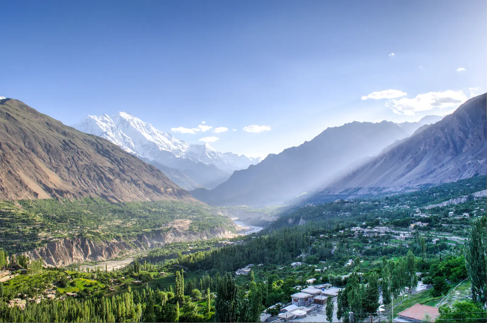 La valle verde e terrazzata di Hunza sotto la cima innevata del Rakaposhi, con Karimabad e i pioppeti, Gilgit-Baltistan, Pakistan