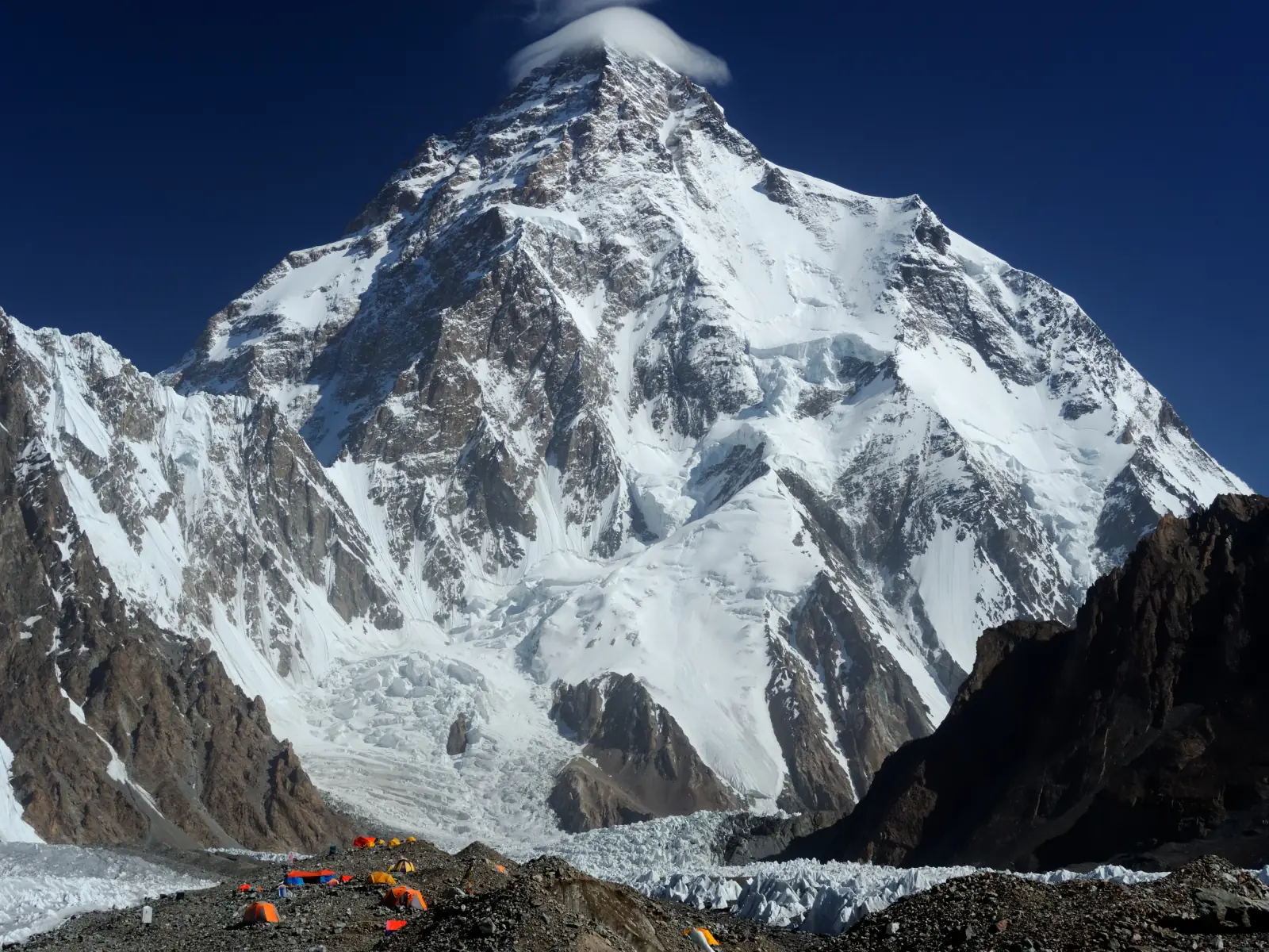 Il K2 (8.611 m), la seconda vetta più alta del mondo, che si erge sopra le tende del campo base sul ghiacciaio del Baltoro, Karakorum, Gilgit-Baltistan, Pakistan