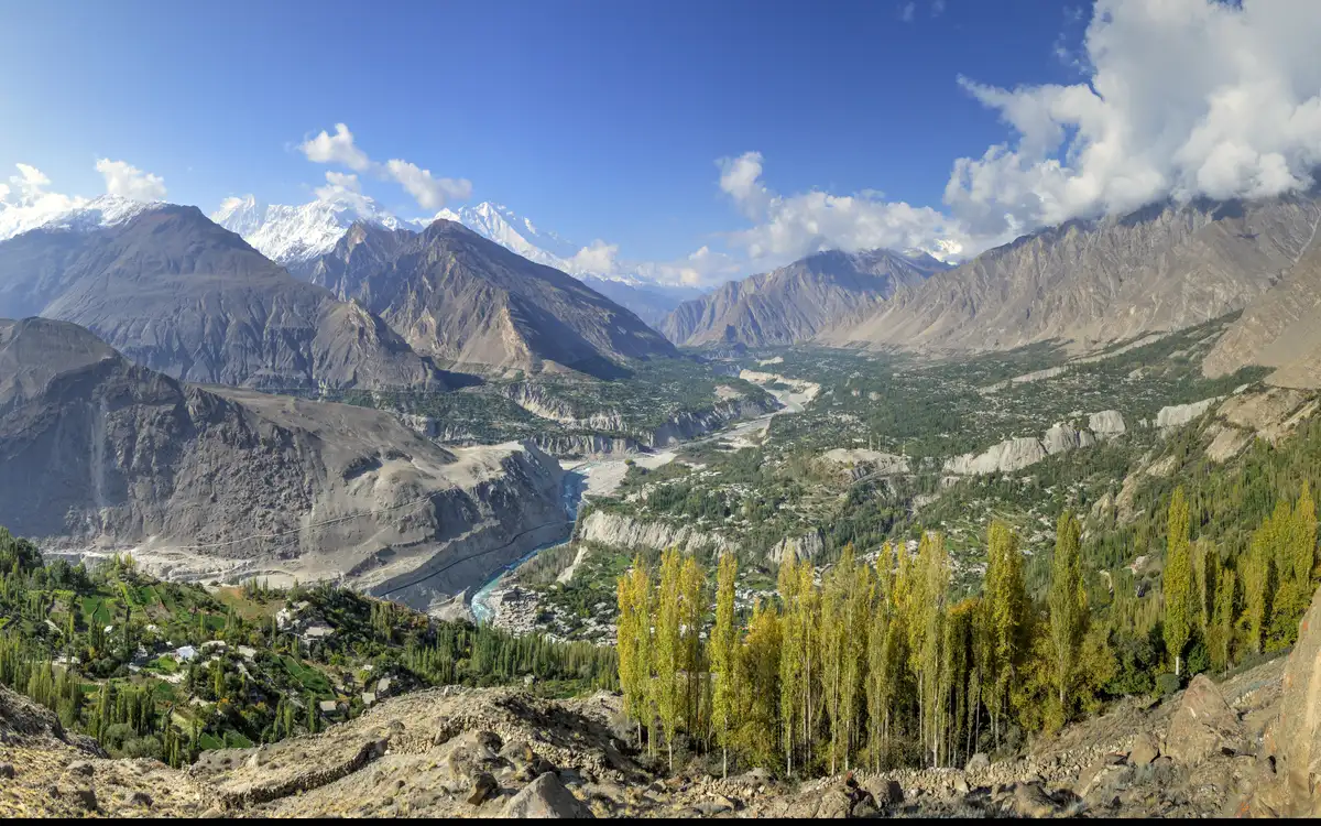 Panorama della verde valle di Hunza con il fiume, i pioppi dorati e le cime innevate del Karakorum visti da Eagle's Nest, Gilgit-Baltistan, Pakistan