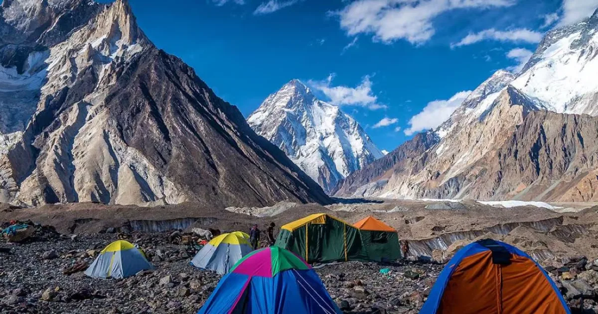Khemah ekspedisi berwarna-warni di Kem Pangkalan K2 di Glasier Baltoro, di bawah puncak piramid bersalji K2 (8,611m)