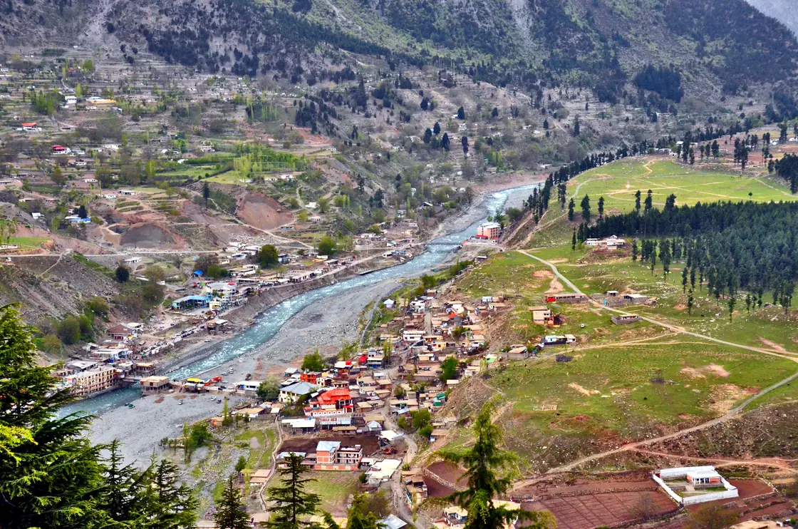 Pemandangan udara bandar Kalam di Lembah Swat yang hijau dengan Sungai Swat, hutan pain dan sawah berteres, Pakistan