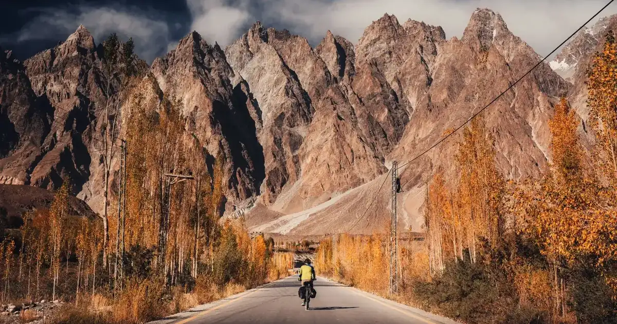 Karakoram Highway berliku melepasi Passu Cones pada musim luruh, Hunza Atas, Gilgit-Baltistan, Pakistan
