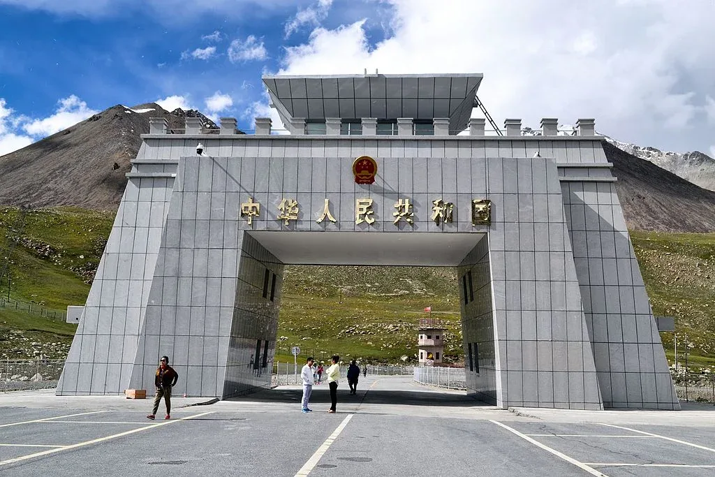 Il cancello di confine tra Pakistan e Cina al Passo Khunjerab (4.693 m), il valico di frontiera internazionale asfaltato più alto del mondo, in cima alla Karakoram Highway