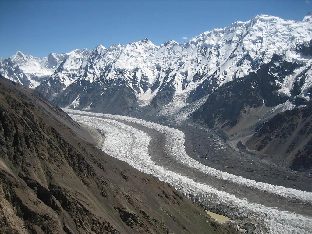 Glasier Khurdopin di bawah Kanjut Sar, Shimshal