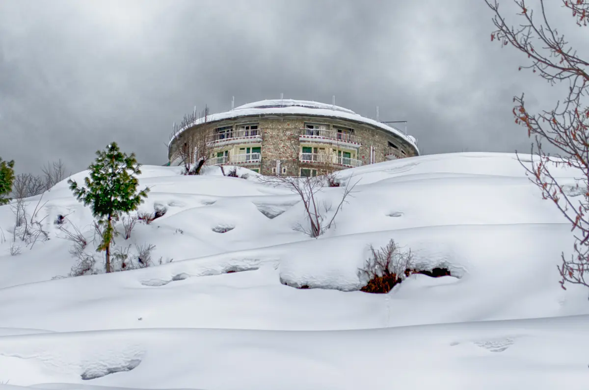 Bangunan peranginan bulat Malam Jabba tenggelam dalam salji musim sejuk, pusat ski utama Pakistan di Lembah Swat