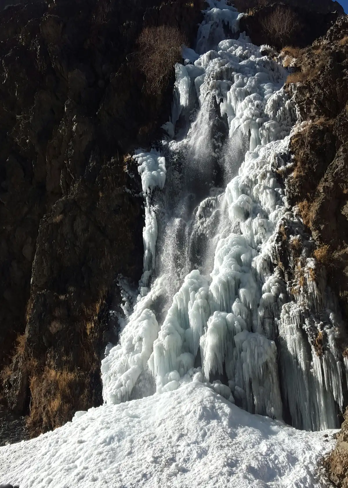 Der Manthokha-Wasserfall in Kharmang, Baltistan, im Januar zu einer Eiswand gefroren