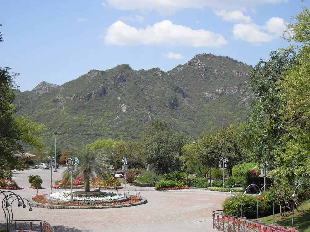 Le verdi colline Margalla viste dalle aiuole e dai vialetti del parco Daman-e-Koh a Islamabad, Pakistan