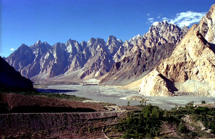 Die gezackten Passu Cones (Cathedral Ridge) über dem Hunza-Fluss, vom Karakorum Highway bei Passu aus gesehen, Gojal, Pakistan