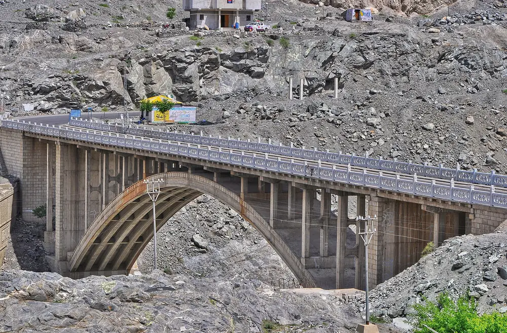 Die Raikot-Brücke, die Betonbogenbrücke des Karakorum Highway über den Indus, an der die Jeeppiste zu den Fairy Meadows beginnt, Gilgit-Baltistan