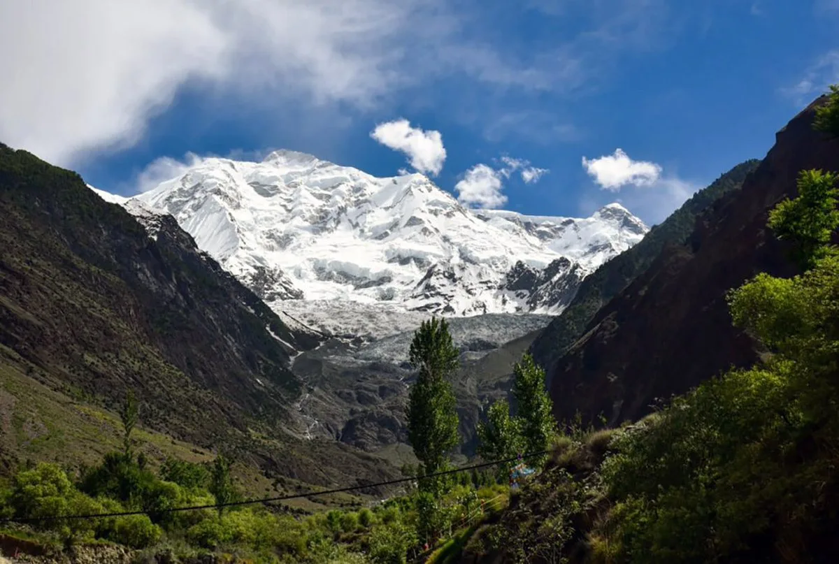 La parete innevata e il ghiacciaio del Rakaposhi (7.788 m) visti dal punto panoramico di Ghulmet sulla Karakoram Highway, Hunza