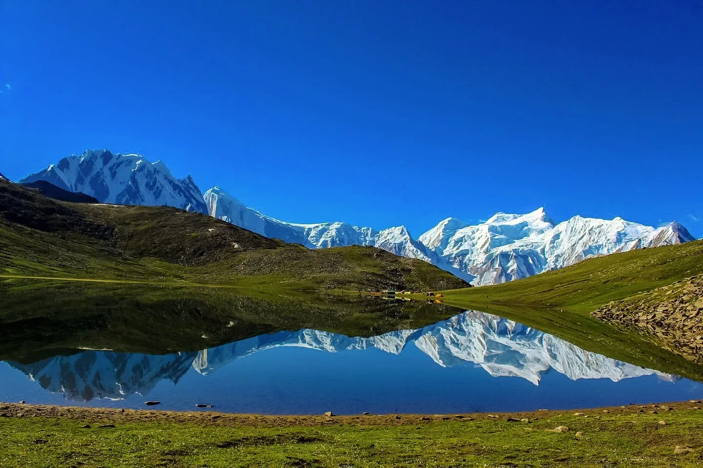 Le vette innevate del gruppo dello Spantik riflesse nell'acqua immobile del Rush Lake, uno dei laghi alpini più alti al mondo, sopra Hopar a Nagar