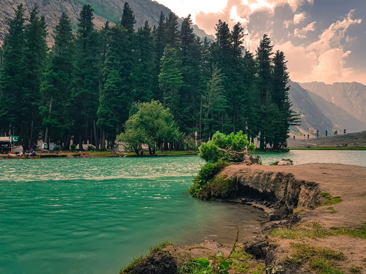 Tasik Saifullah pirus dikelilingi hutan pain tinggi ketika matahari terbenam, di gunung atas Kalam, Lembah Swat, Pakistan