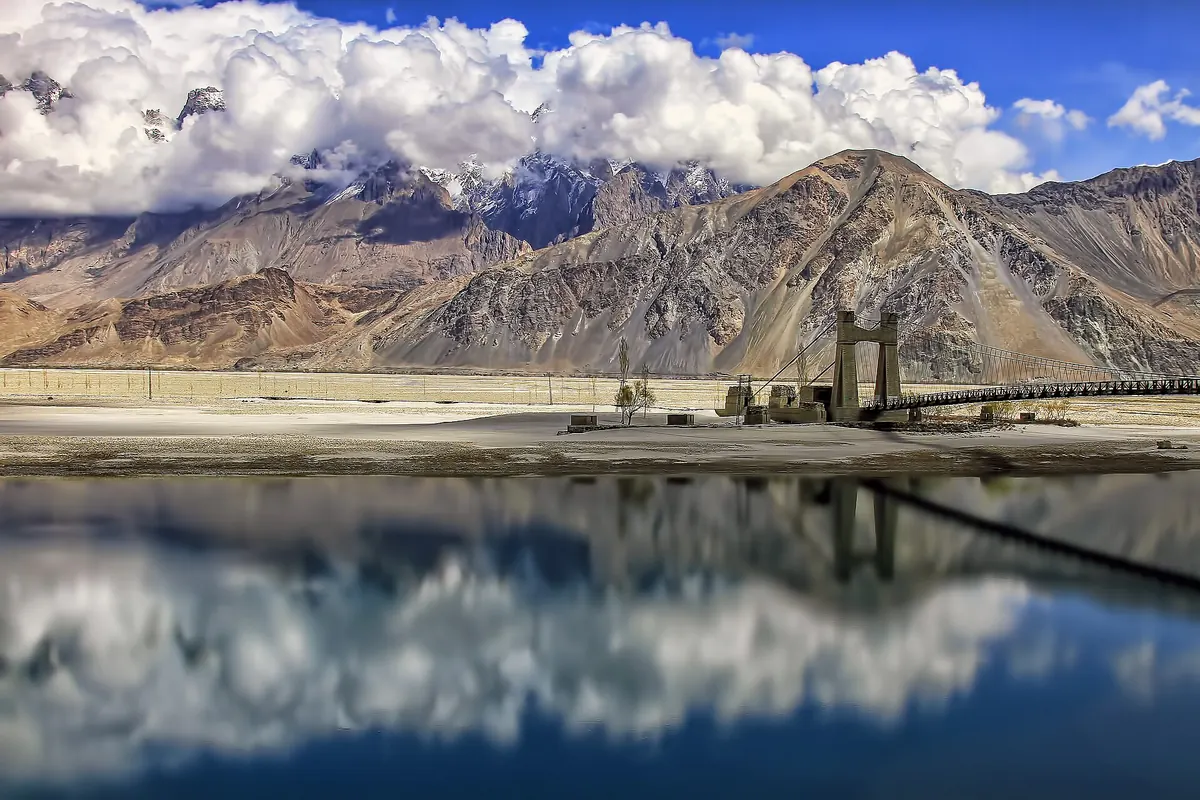 Hängebrücke von Saling über den breiten Shyok bei Khaplu, die Berge spiegeln sich im Wasser, Ghanche, Gilgit-Baltistan