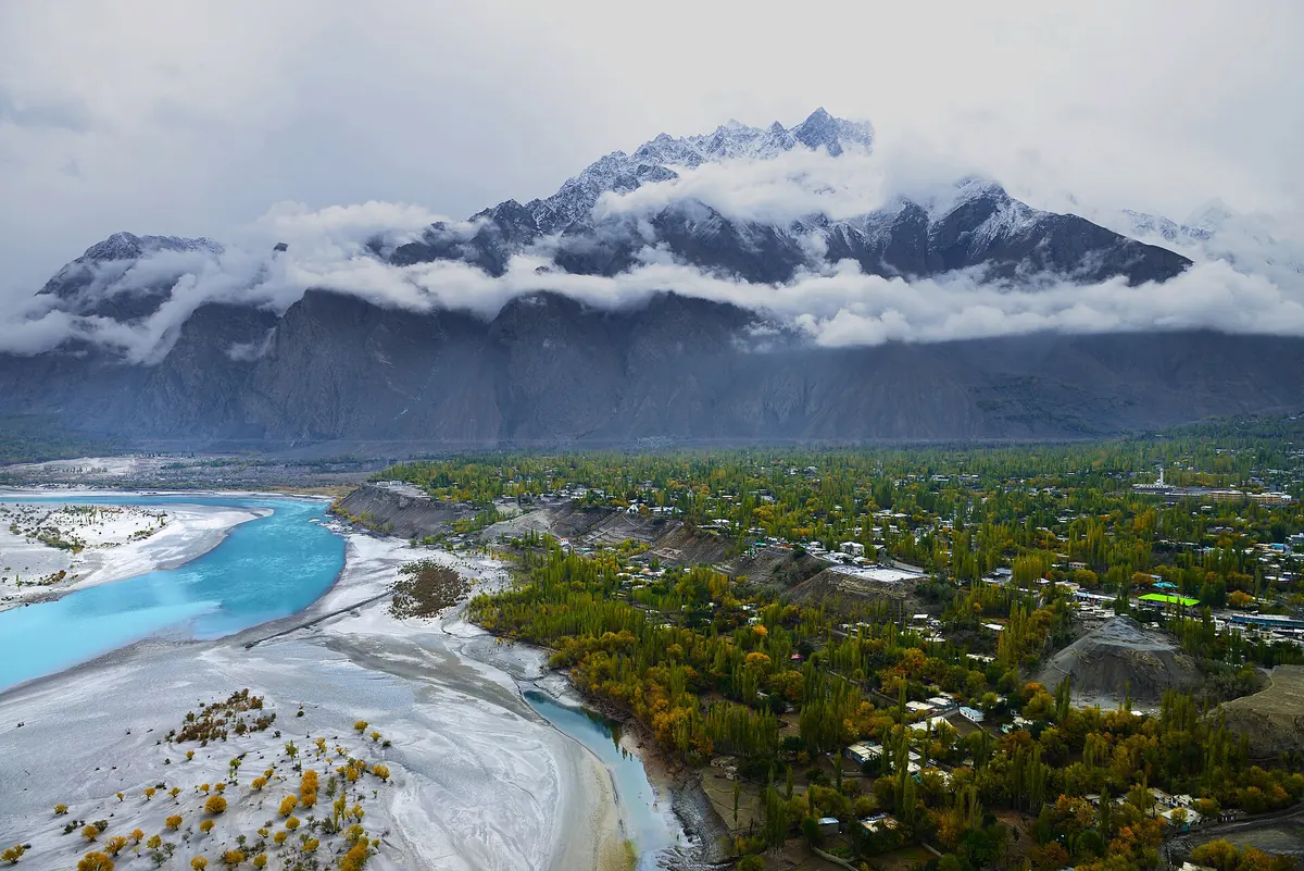 Skardu in Herbstfarben am verzweigten, türkisfarbenen Indus, von der Festung Kharpocho aus gesehen, Wolken über den Bergen, Gilgit-Baltistan, Pakistan