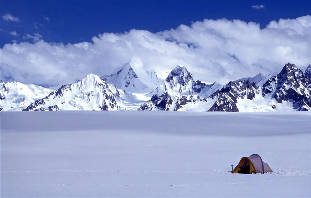 Sebuah khemah di Snow Lake dikelilingi puncak Karakoram