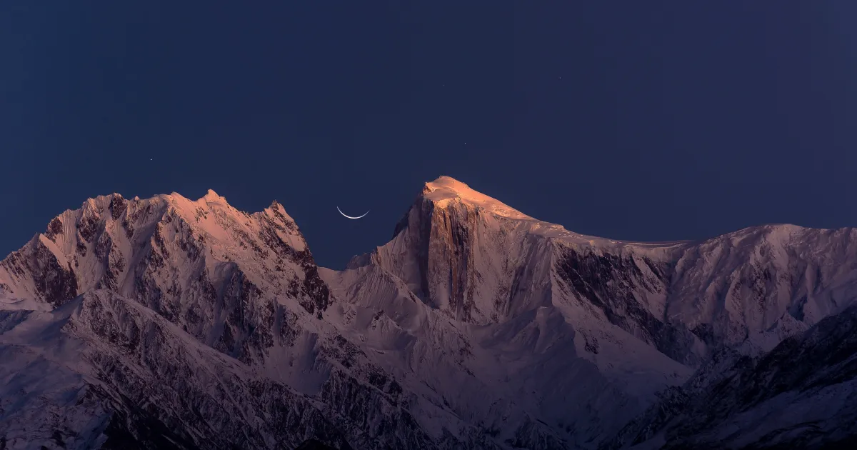 Spantik, Golden Peak 7,027 m di Karakoram, pada waktu senja dengan bulan sabit di atas Golden Pillar, Gilgit-Baltistan, Pakistan