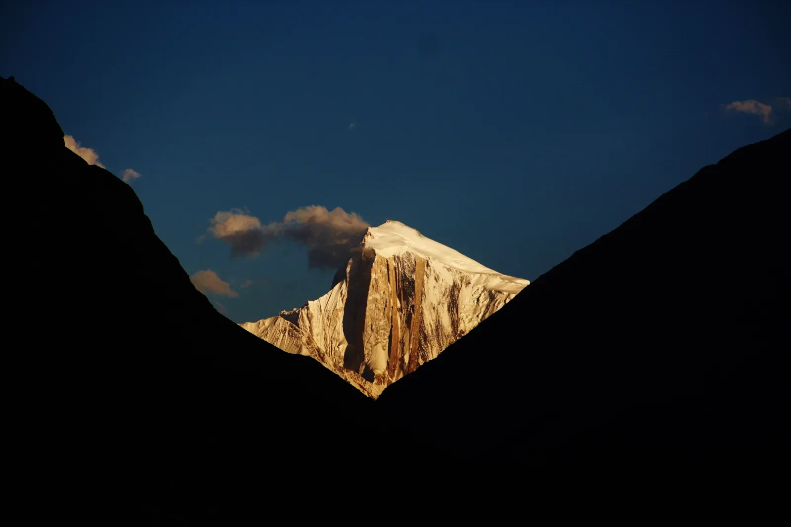 Golden Pillar di muka barat laut Spantik bersinar keemasan ketika matahari terbenam, dilihat dari Karimabad di Lembah Hunza