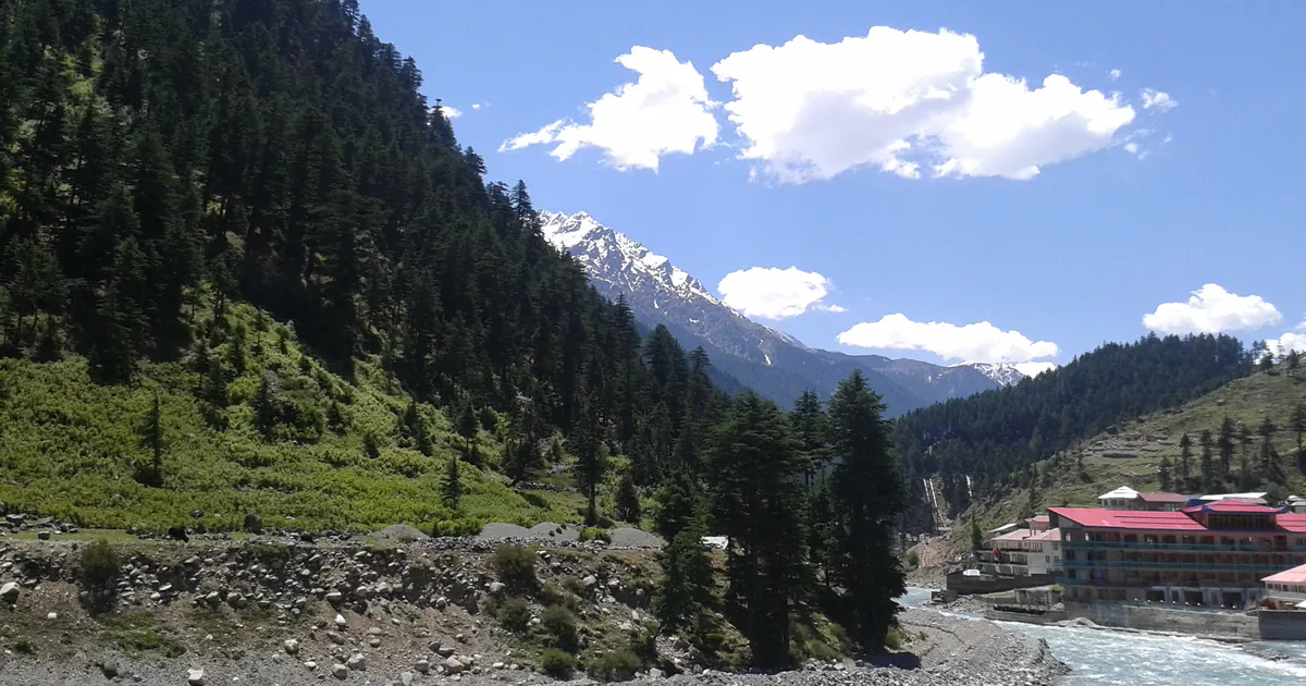 Sungai Swat pirus mengalir melepasi hutan pain dan puncak bersalji di Kalam, Lembah Swat, Pakistan
