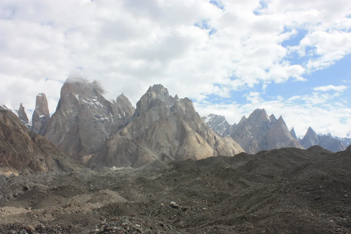 Granitwände der Trango Towers und Cathedrals über der Moräne des Baltoro-Gletschers, Karakorum