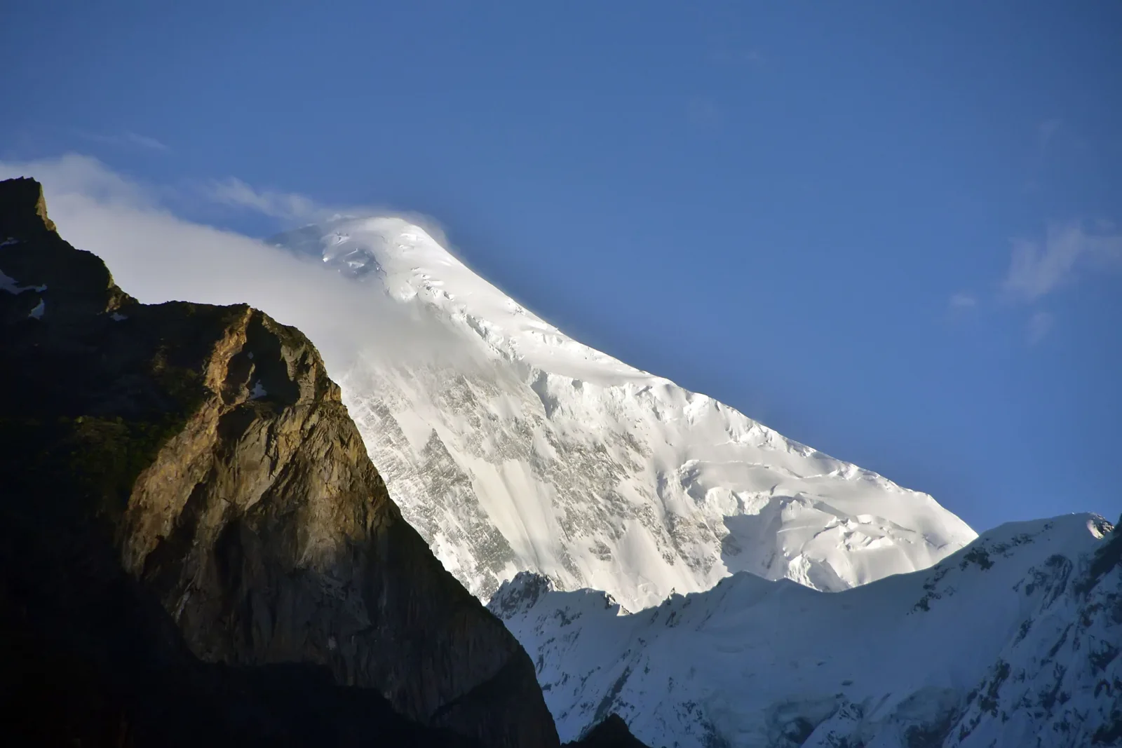 Die Schneeflanke des Diran Peak in Hunza-Nagar
