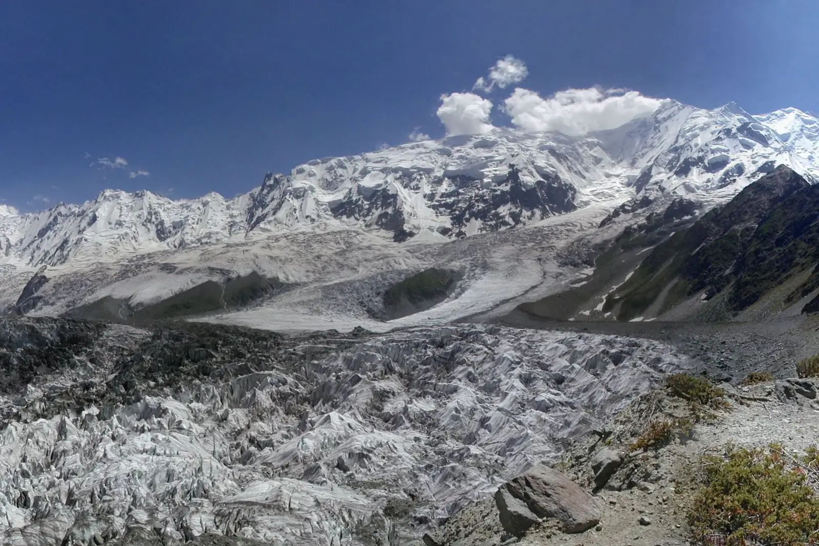 Panorama von Rakaposhi und Diran über dem Nagar-Tal
