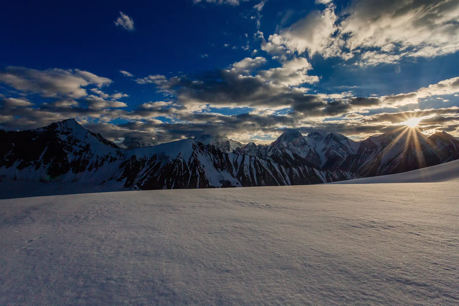 Sonnenaufgang über dem Schneefeld unterhalb des Gondogoro La (5.585 m)