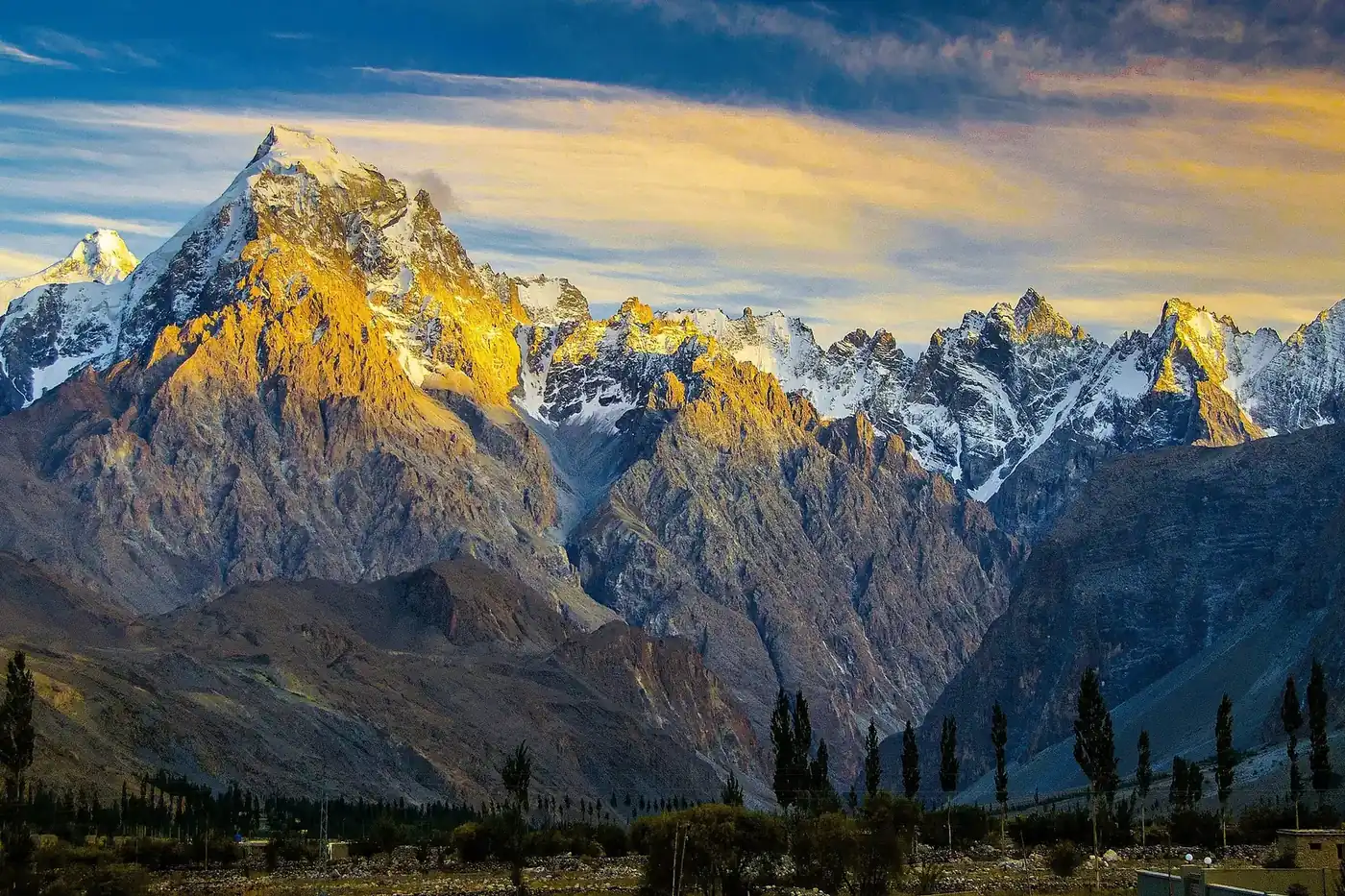 Jurjur Khona Sar und die Passu Cones bei Sonnenaufgang im oberen Hunza