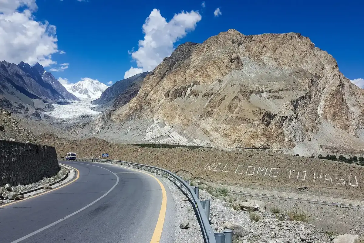 Der Karakorum Highway bei Passu unterhalb des Gletschers und der Passu Cones