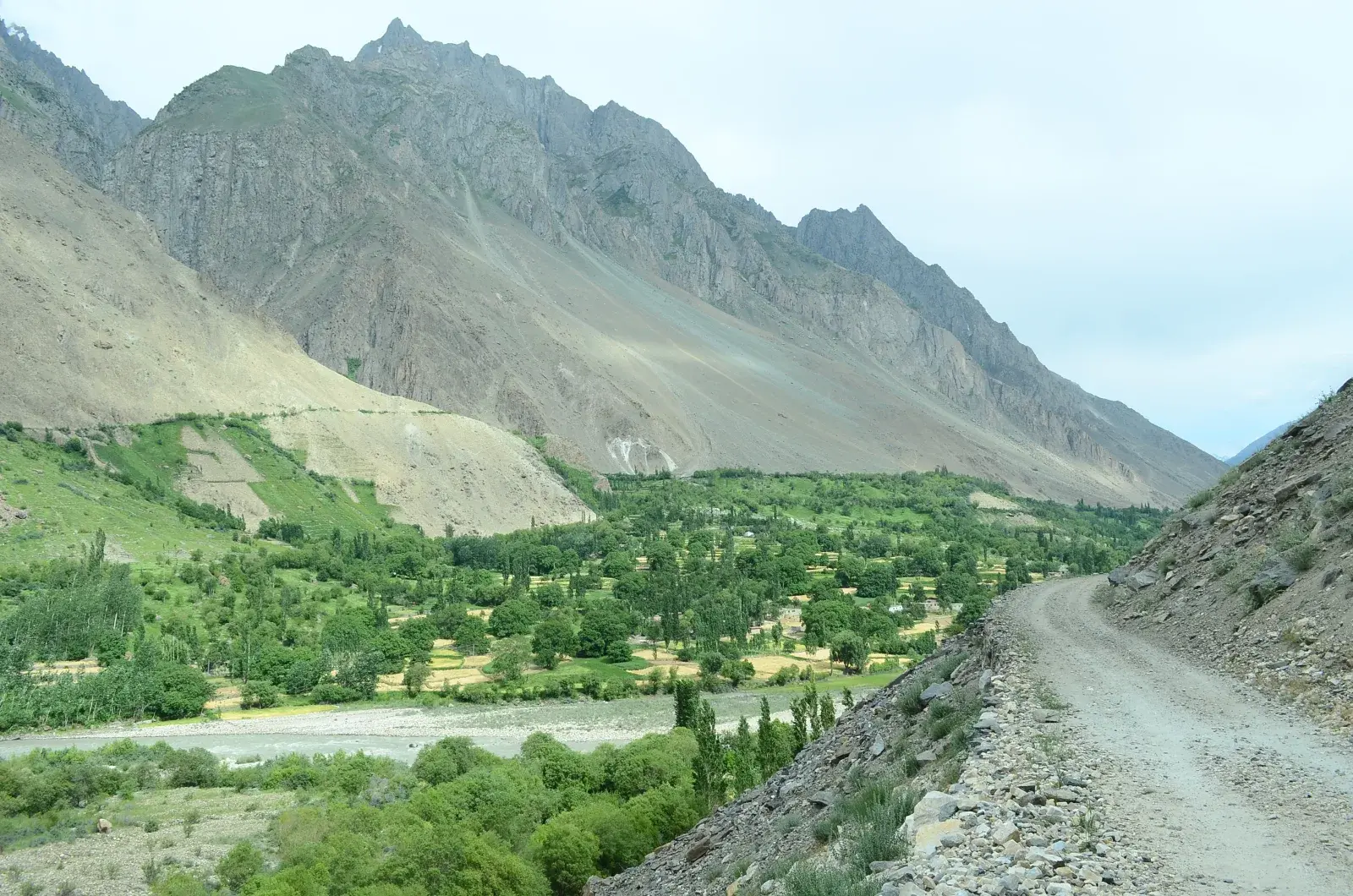 Strada per jeep sopra villaggi verdi e il fiume Basha sul tragitto da Skardu ad Arandu, distretto di Shigar
