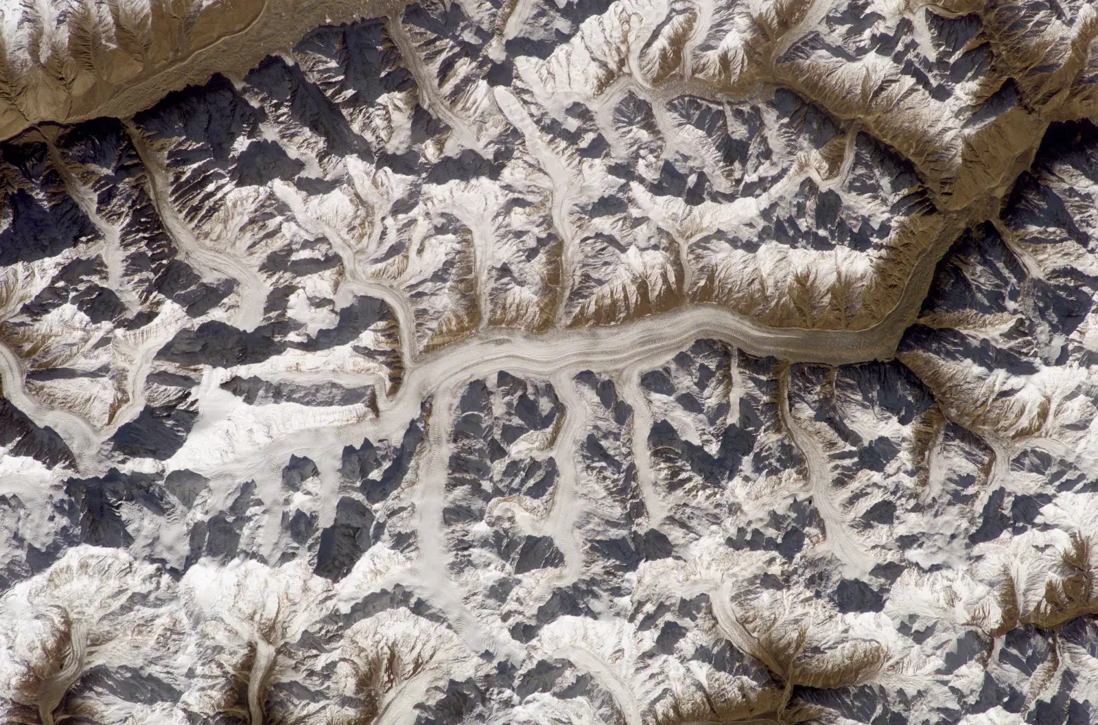Il ghiacciaio Chogolungma dalla Stazione Spaziale Internazionale, il percorso del trekking al campo base dello Spantik da Arandu