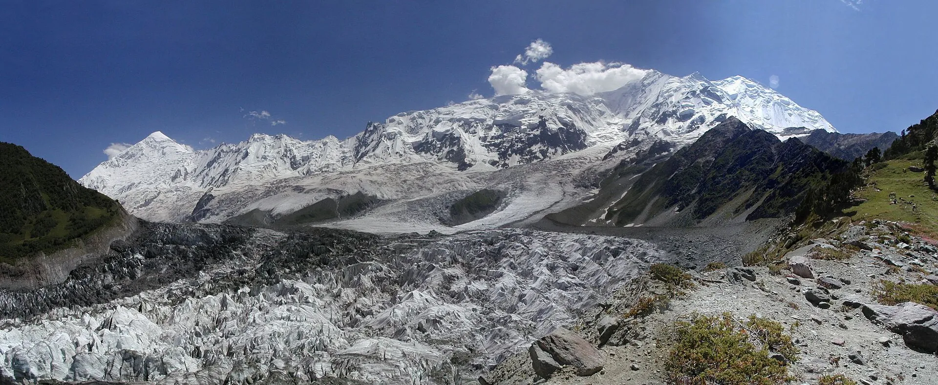 Snow peaks and moraine on the trek to Rush Lake