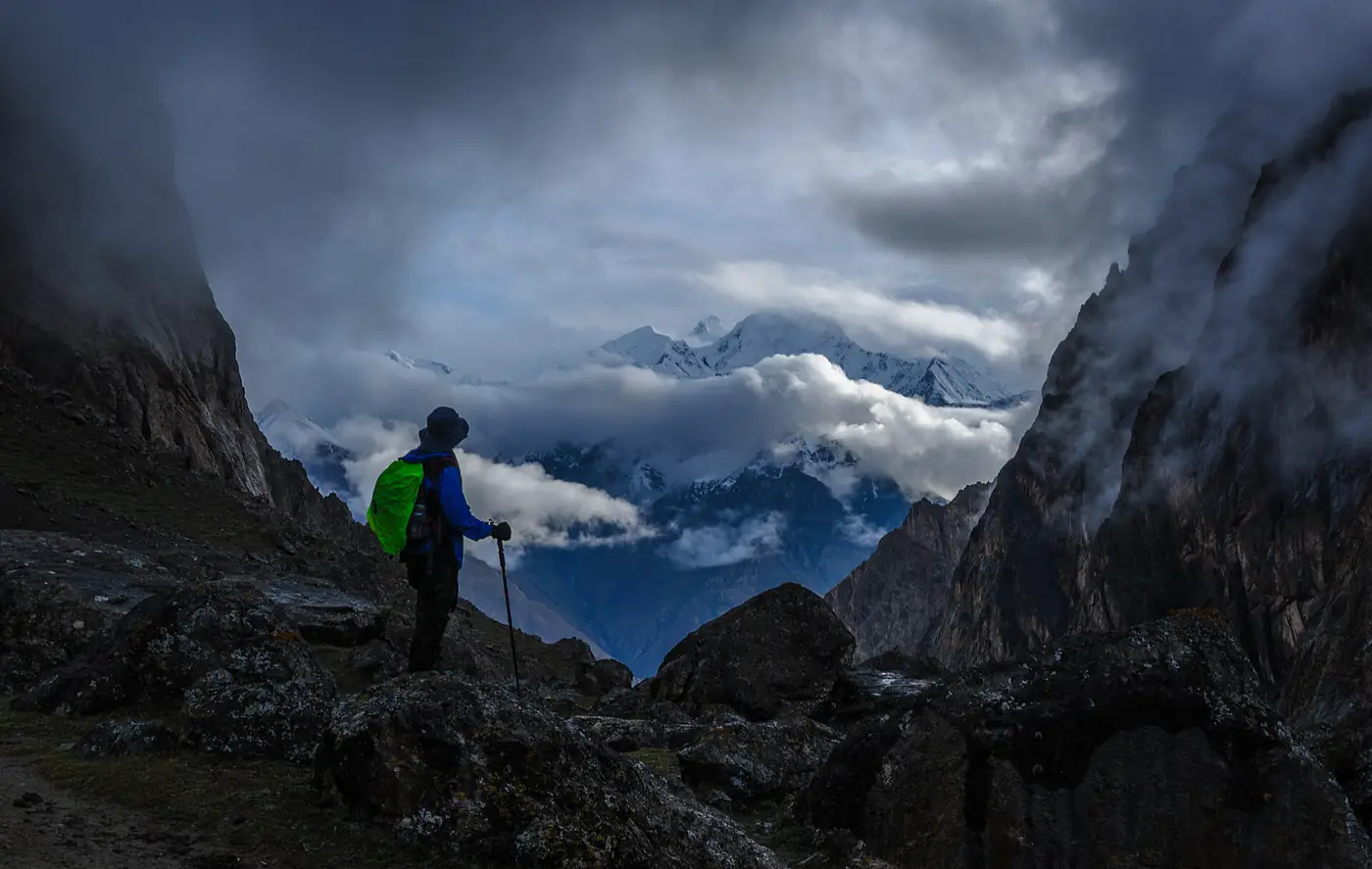 Ein Trekker am Lagerplatz Zardgarben (4.100 m) auf dem Weg zum Shimshal-Pass
