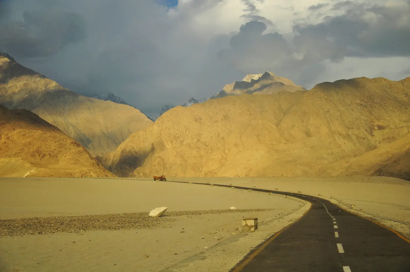 La strada da Skardu a Shigar attraverso il deserto freddo nella luce della sera, il primo tratto del viaggio verso Arandu