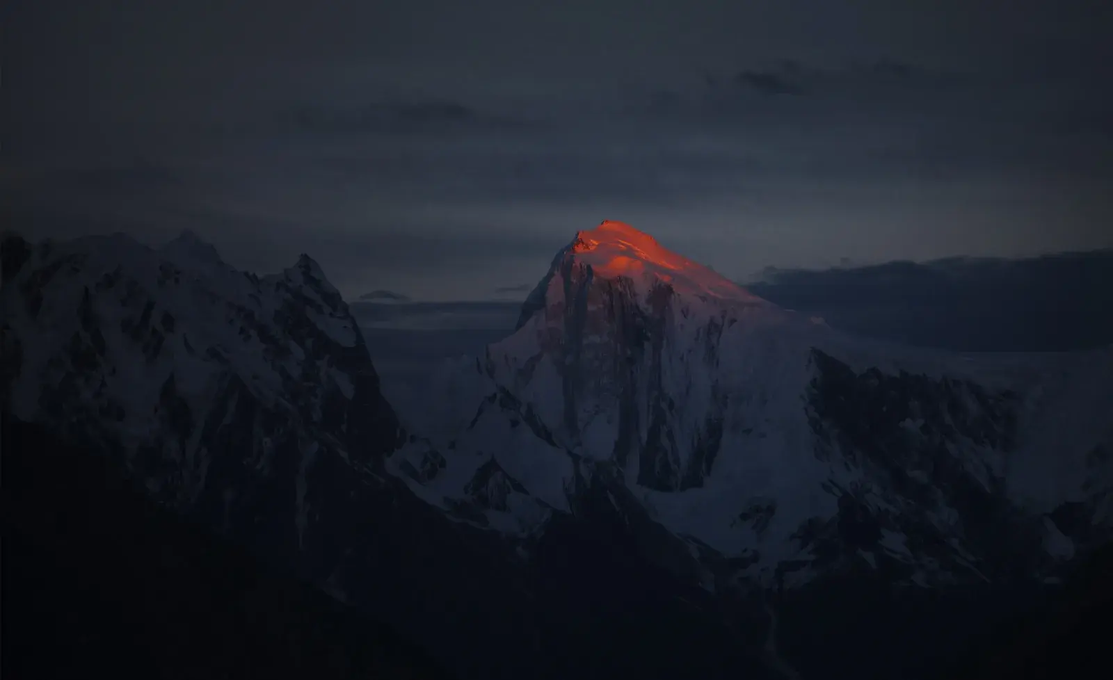 Ultima enrosadira sulla vetta dello Spantik, il Golden Peak del Karakorum