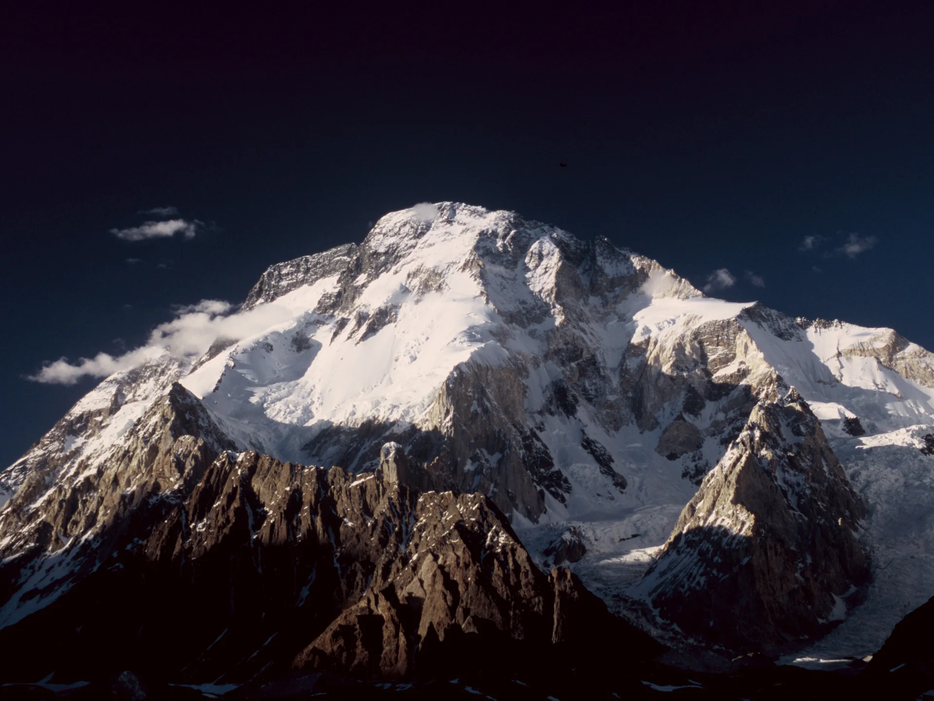 Der K2 (8.611 m), mächtiger Nachbar des Broad Peak, ragt durch die Wolken, Karakorum, Pakistan